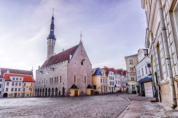 Plaza del Ayuntamiento por la mañana en Tallin, Estonia —  Fotos de Stock