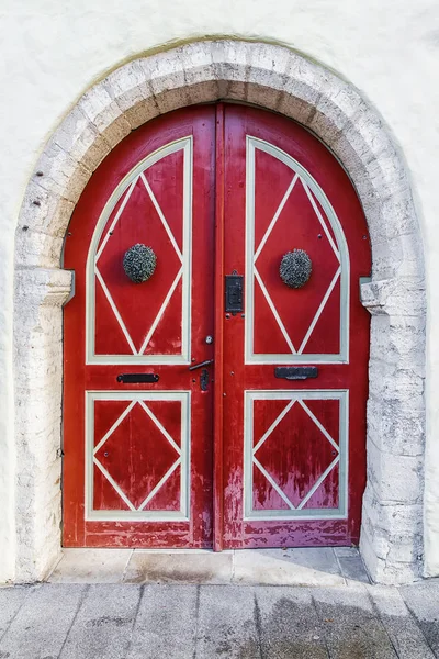 Gammal röd dörr med dekorationer — Stockfoto