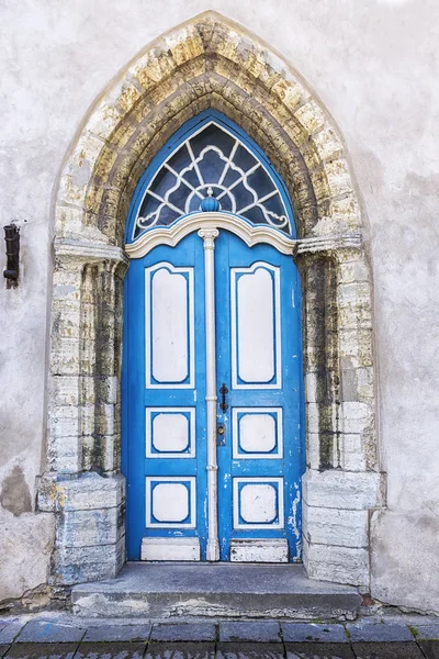 Puerta azul vieja con decoraciones —  Fotos de Stock