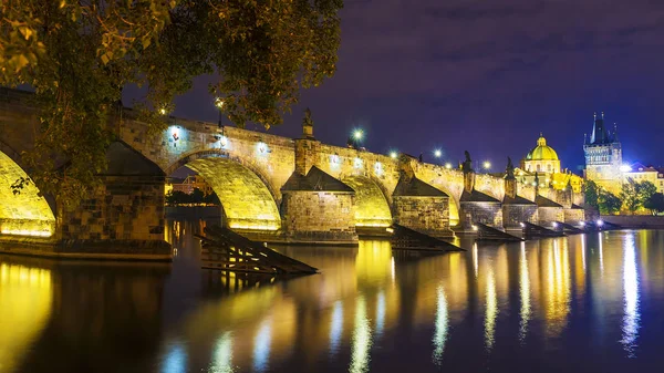 Nattutsikt över slottet bron i Prag — Stockfoto