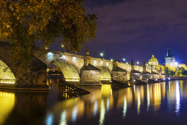 プラハのチャールズ橋の夜景は — ストック写真