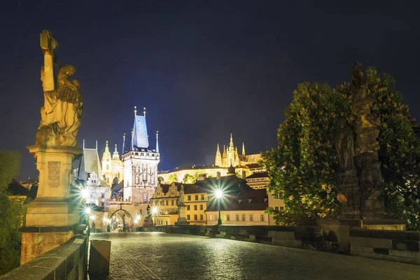 Vista nocturna del puente de Charles en Prague, República Checa —  Fotos de Stock