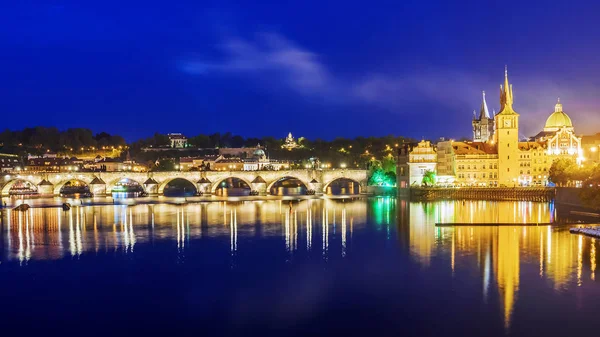 Vista nocturna del puente de Charles en Prague, República Checa —  Fotos de Stock