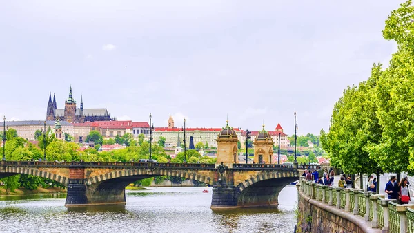 Ανάχωμα του ποταμού Μολδάβα στην Πράγα — Φωτογραφία Αρχείου