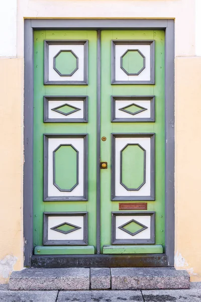 Grüne Holztür mit geometrischen Ornamenten — Stockfoto