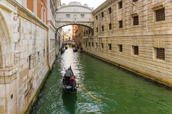 Gondel onder de brug der zuchten in Venetië — Stockfoto