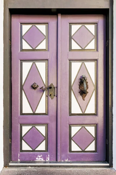 Porta de madeira velha com ornamento geométrico — Fotografia de Stock