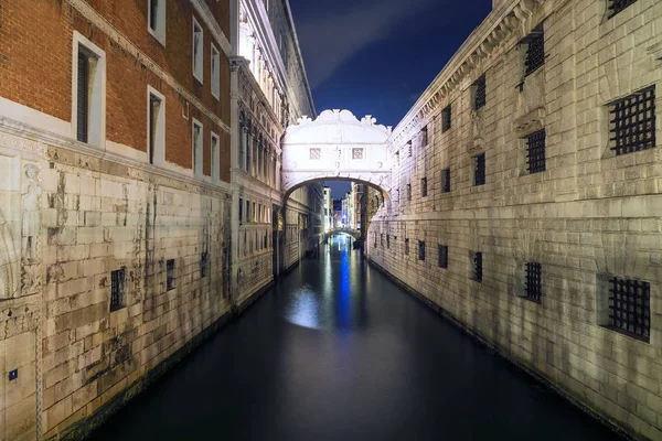 Night view of the Bridge of Sighs in Venice — Stock Photo, Image