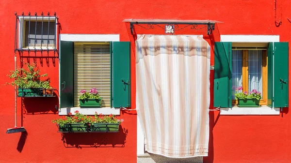 Luminose facciate colorate su Burano a Venezia — Foto Stock