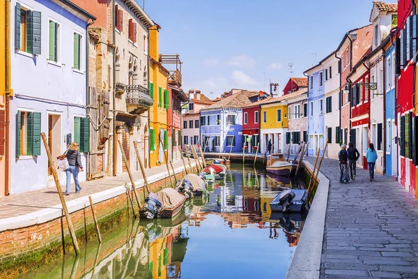 Malebné uličky ostrova Burano v Benátkách — Stock fotografie
