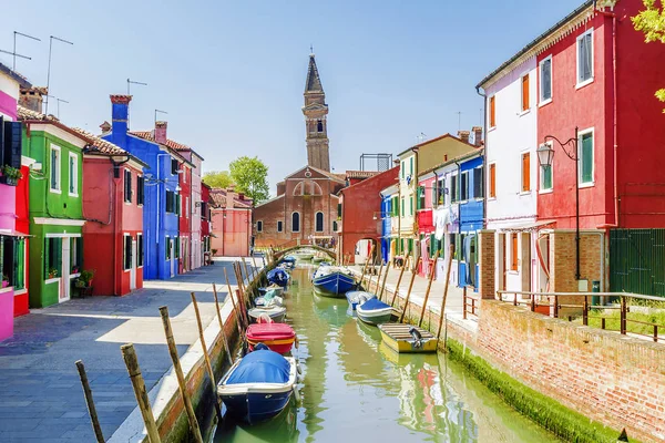Pintorescas calles de la isla de Burano en Venecia — Foto de Stock