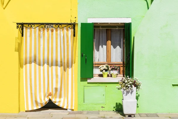 Fachadas de colores brillantes en Burano en Venecia —  Fotos de Stock