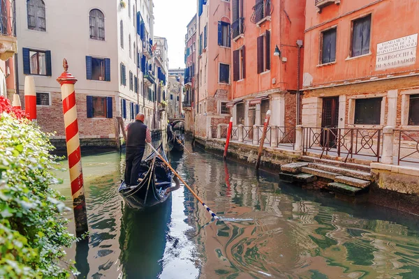 Gondola nei canali di Venezia — Foto Stock