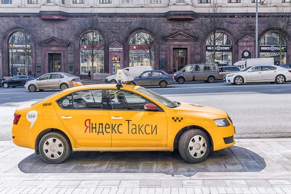 Moscow, Rusya Federasyonu-11 Nisan 2017: clien için bekleyen Yandex taksi