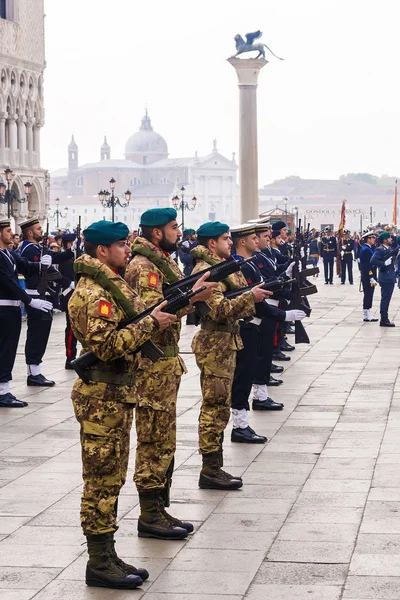 Venedig, italien-25. april 2017: Militärparade auf der piazza san — Stockfoto