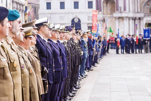 Benátky, Itálie-25. dubna 2017: vojenská přehlídka v Piazza San — Stock fotografie