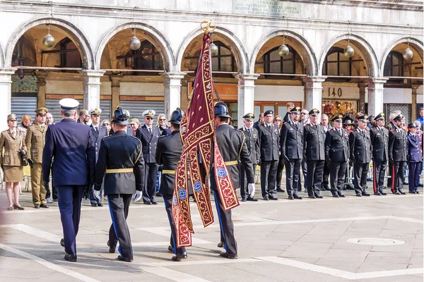 Benátky, Itálie-25. dubna 2017: vojenská přehlídka v Piazza San — Stock fotografie