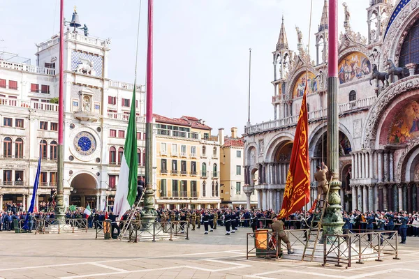 VENEZIA, ITALIA-25 APRILE 2017: sfilata militare in Piazza San — Foto Stock