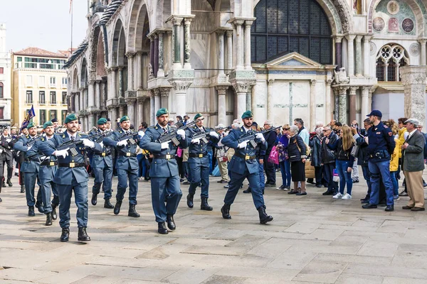 Venice, Italië-April 25, 2017: militaire parade in het Piazza San — Stockfoto