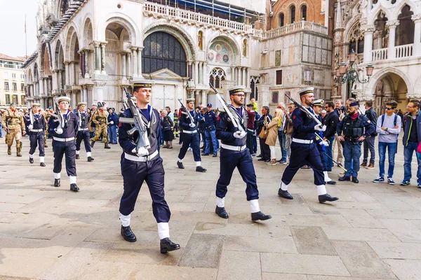 Venedig, Italien-April 25, 2017: militärparad i Piazza San — Stockfoto