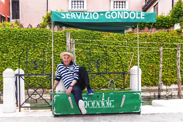 VENECIA, ITALIA-ABRIL 25, 2017: un gondolero esperando a los turistas —  Fotos de Stock