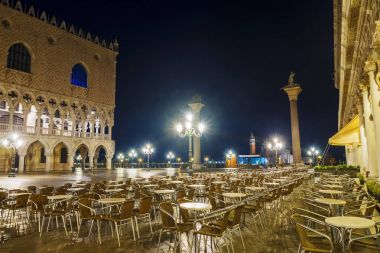 San Marco meydanında Venedik gece