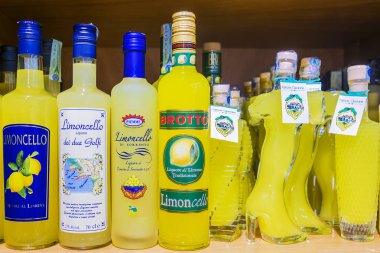 Venedik, İtalya 25 Nisan 2017: Geleneksel İtalyan likörü Limonc