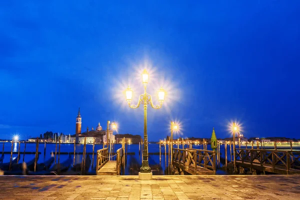 Embankment en Venecia por la noche —  Fotos de Stock