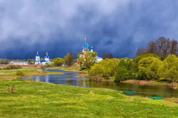 A paisagem russa de uma aldeia remota — Fotografia de Stock