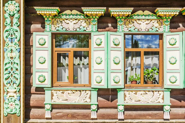 Bandas de plataforma esculpidas na casa de madeira russa — Fotografia de Stock