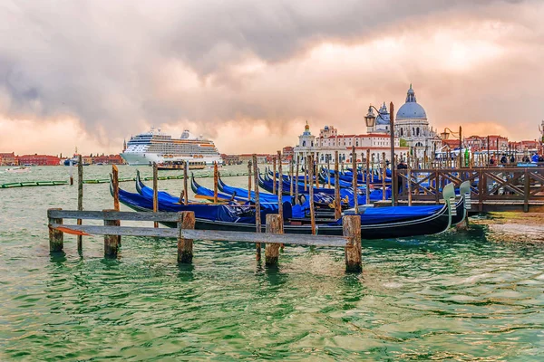 Venetianska lagunen vid solnedgången i Venedig — Stockfoto