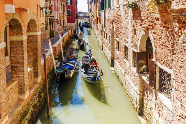 Gondels op de grachten van Venetië, Italië — Stockfoto