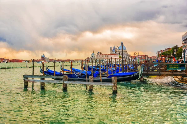 Solnedgång i Venedig, Italy.Inscription i italienska: gondolen service — Stockfoto