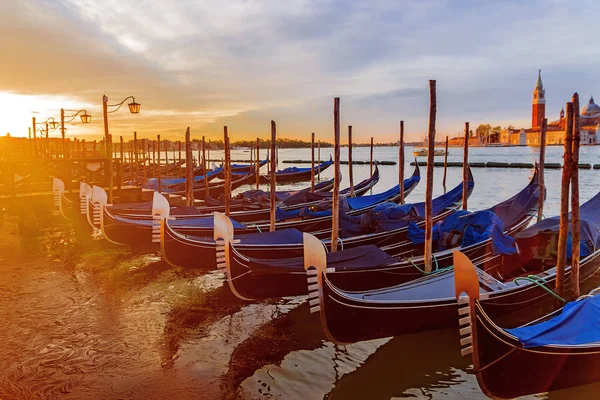 Gôndolas em Veneza no contexto do nascer do sol — Fotografia de Stock