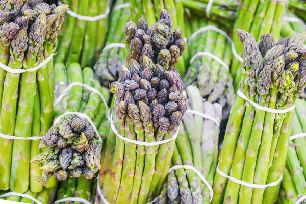 Bouquets d'asperges fraîches — Photo