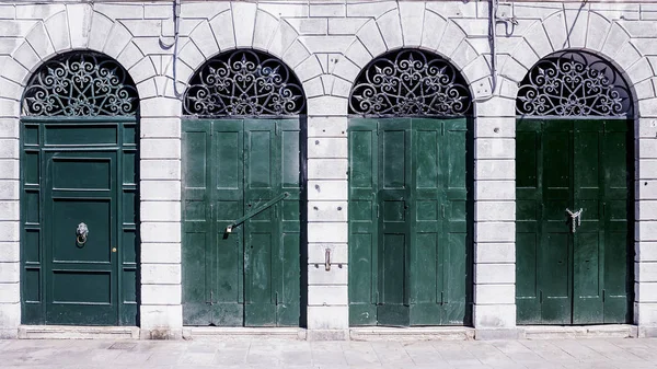 Двери на фасаде здания — стоковое фото