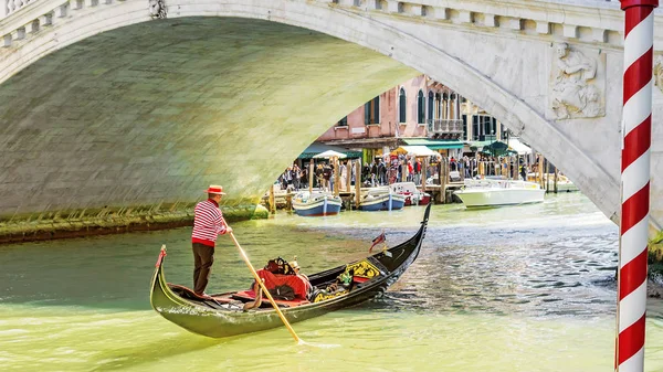 Gondolier under the Rialto Bridge of Venice, Italy — Stock Photo, Image