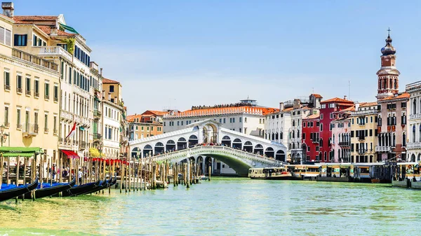 Puente de Rialto en Venecia, Italia.Inscripción en italiano: góndola —  Fotos de Stock