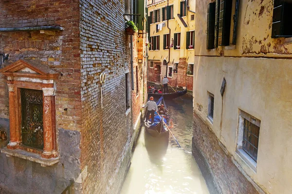 Gondels op smalle grachten in Venetië — Stockfoto