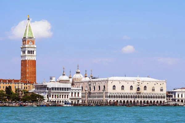 Campanile y Palacio Ducal en la plaza de San Marco de Venecia — Foto de Stock