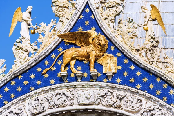 Лев в церкви Сан-Марко в Венеции — стоковое фото