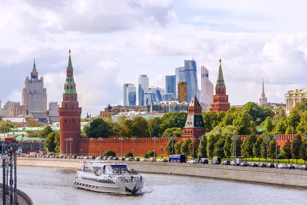 Kremlin embankment in Moskou — Stockfoto
