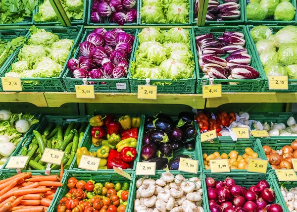 Färska grönsaker på marknaden — Stockfoto