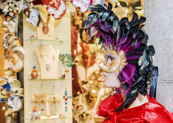 Negozio di souvenirs a Venezia. Manichino in maschera veneziana — Foto Stock