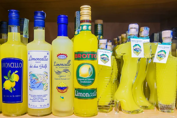 Benátky, Itálie 25 dubna 2017: Tradiční italský likér Limonc — Stock fotografie