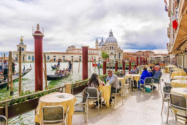 ITALY, VENICE 19 апреля 2017 г.: Уличное кафе на большом канале в — стоковое фото