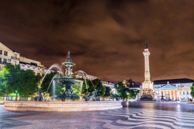 Gece görünümü Rossio Meydanı Lizbon, Portekiz
