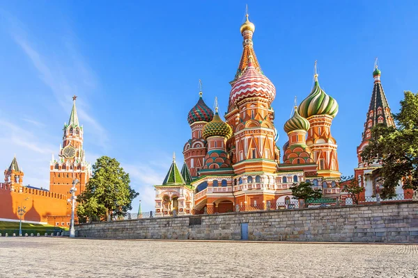 Sint Basiliuskathedraal op het Rode plein in Moskou — Stockfoto
