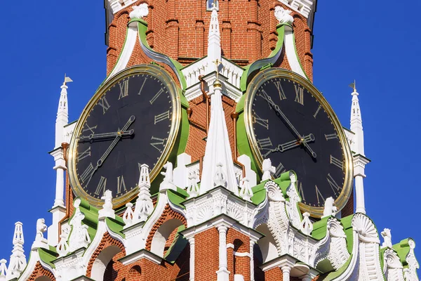 Klokkenspel op de toren van de Spasskaya van het Kremlin van Moskou — Stockfoto