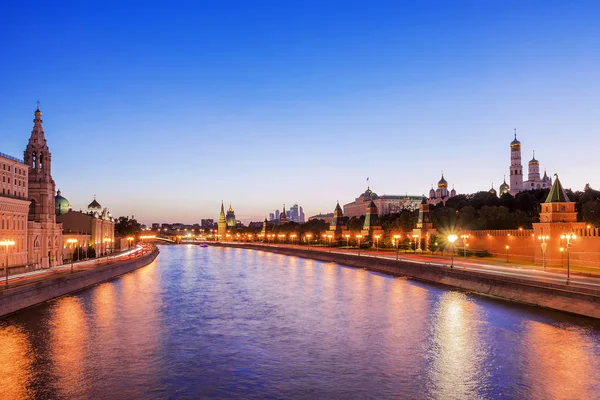 Vista nocturna del kremlin de Moscú, Rusia — Foto de Stock